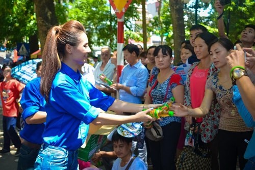 Nguoi mau Hong Que doi nang di tiep suc mua thi-Hinh-7